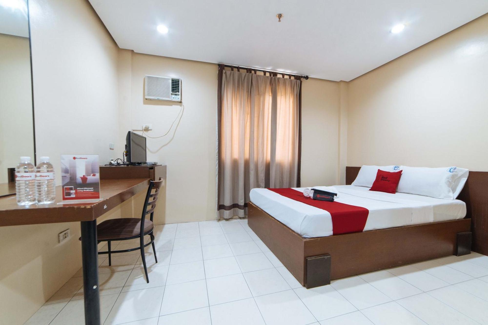 Hotel RedDoorz near Olongapo Bus Terminal Exterior foto